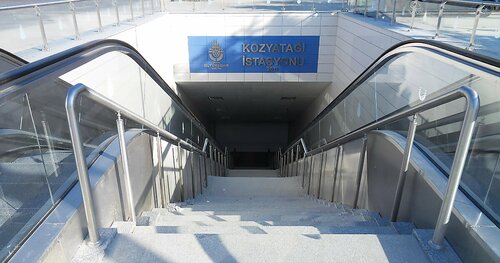 Kozyatagi Metro Istasyon (Стамбул, Кадыкёй, махалле Бостанджи, E 80 Yanyol, 1), станция метро в Аташехире