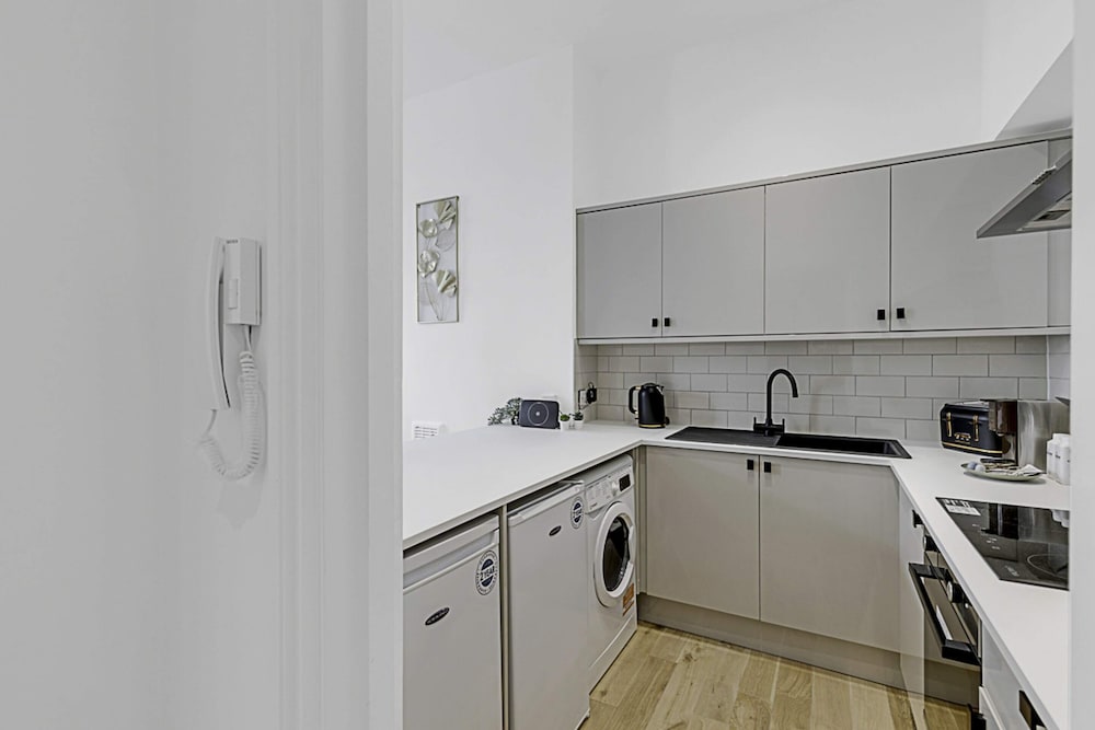 Фото Contemporary Oasis in Paddington II