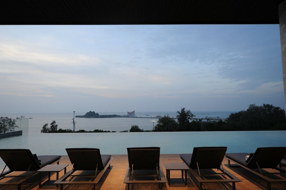 Фото Oakwood Hotel and Residence Sri Racha