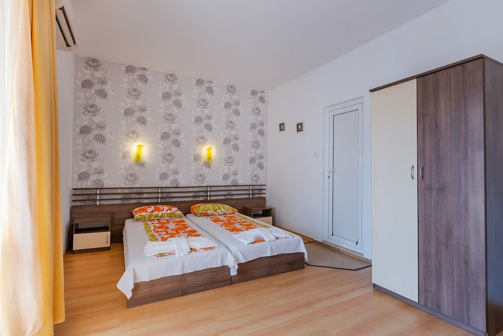 Фото Classic Double or Twin Room in Dafinka Guest House