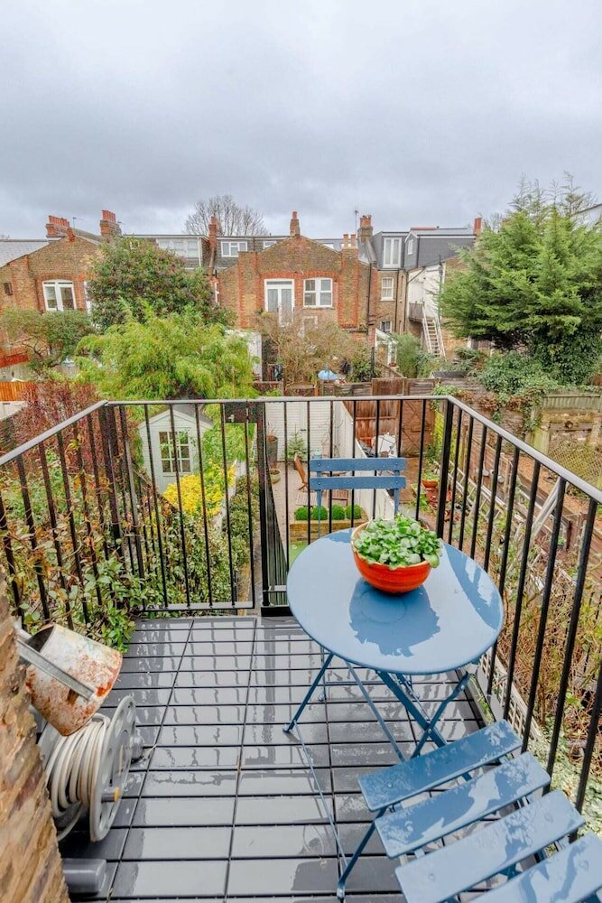 Фото Stunning 2 Bedroom Flat With a Garden in Barnes