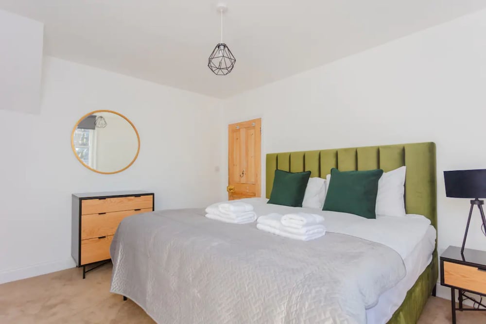 Фото Unique and Sun Filled 2 Bedroom Flat With Balcony -hackney