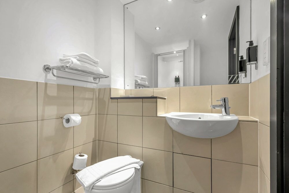 Фото Roomzzz Leeds City West