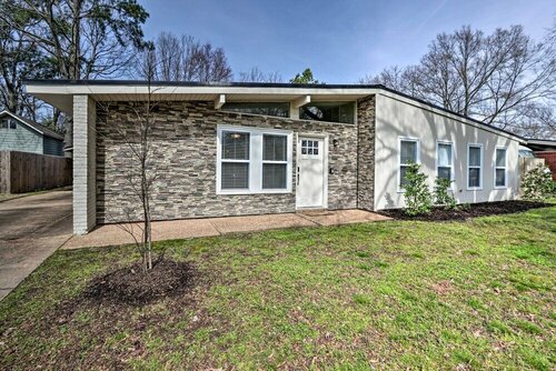 Гостиница Modern Memphis Home w Yard - 4 Mi to Shelby Farms в Мемфисе