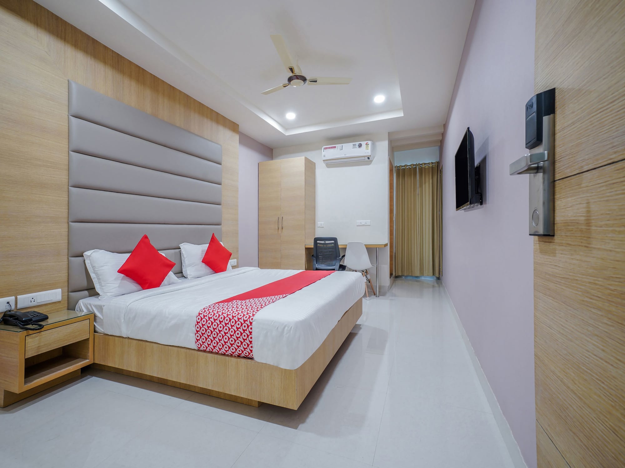 Фото Veeraj Suites