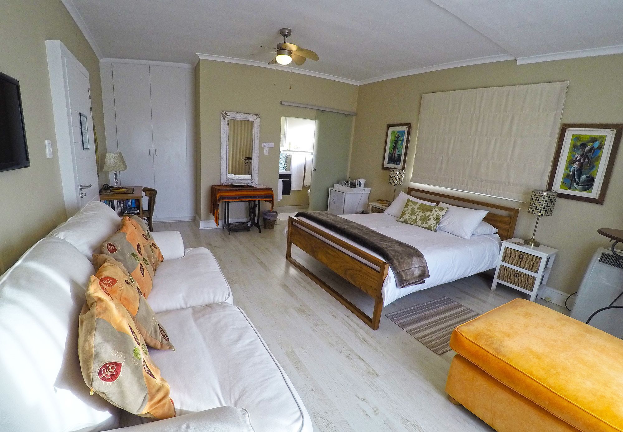 Фото Dolphin Inn Guesthouse