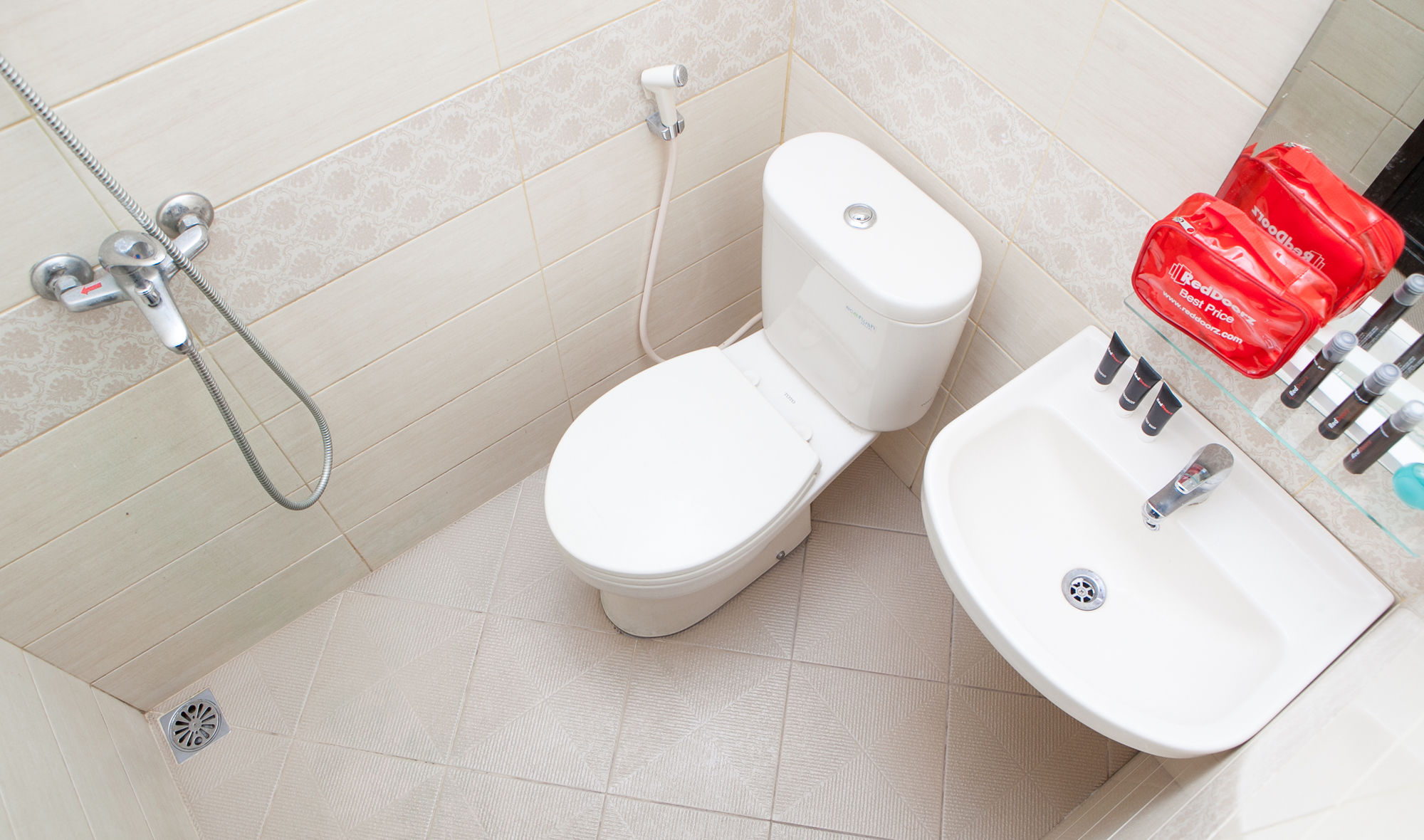 Фото RedDoorz Plus near Isola Upi