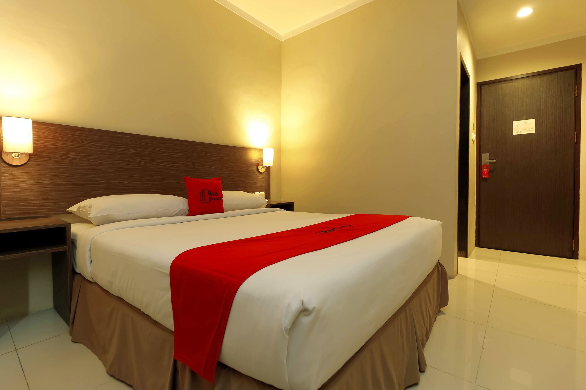 Фото RedDoorz Plus near Pantai Losari