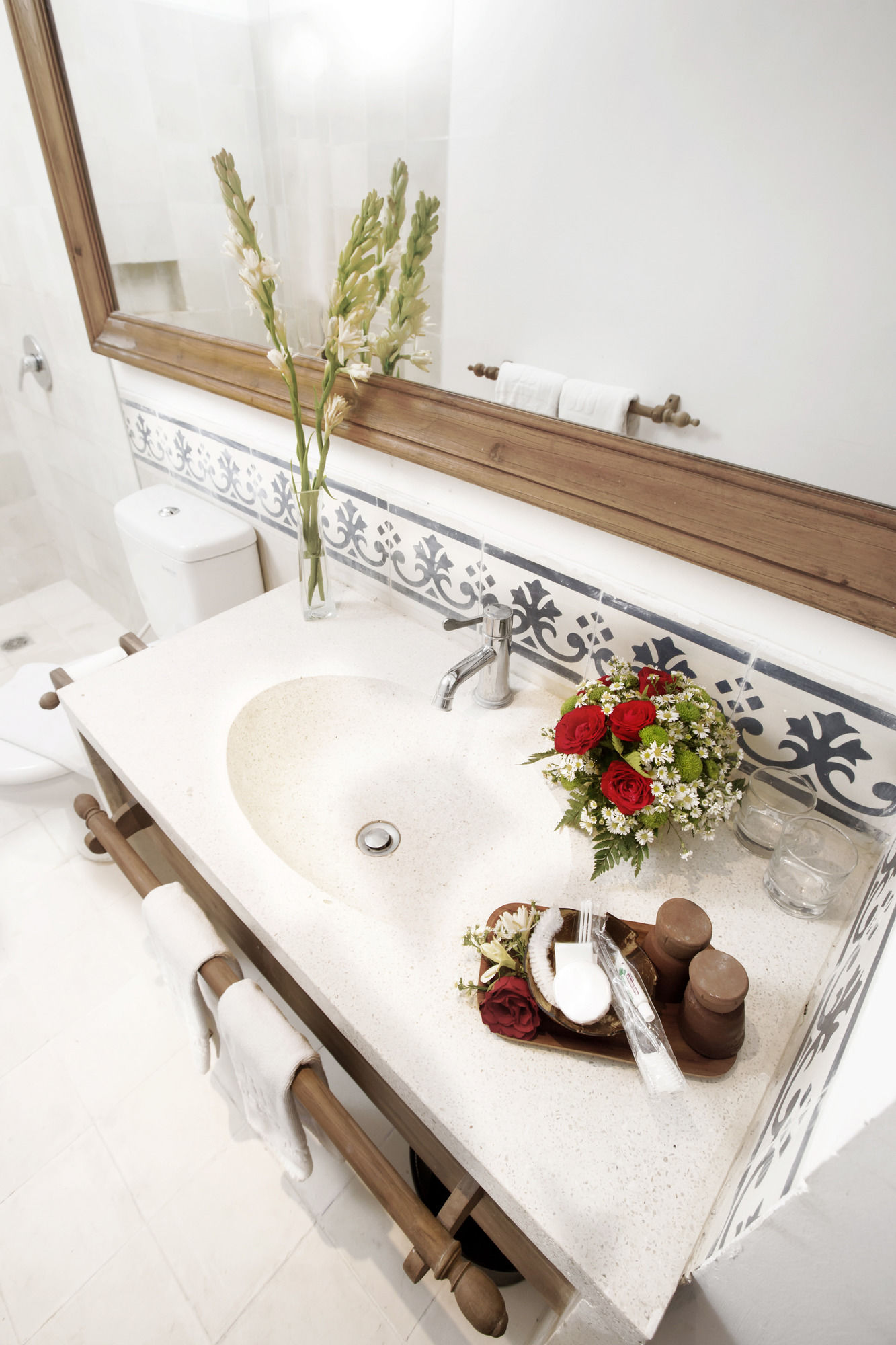 Фото Adhisthana Hotel