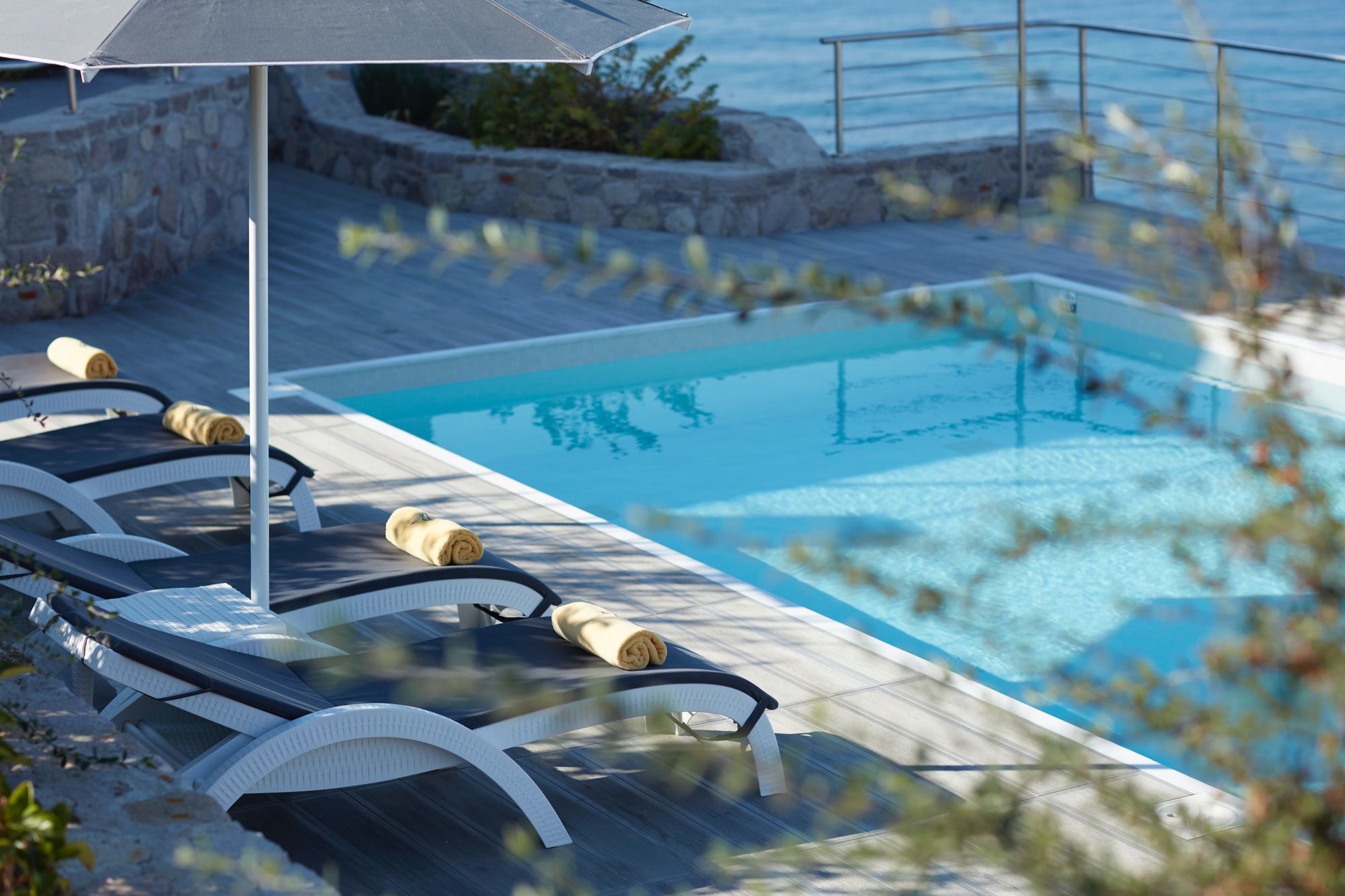 Фото Eleia Seafront Rooms & Villas