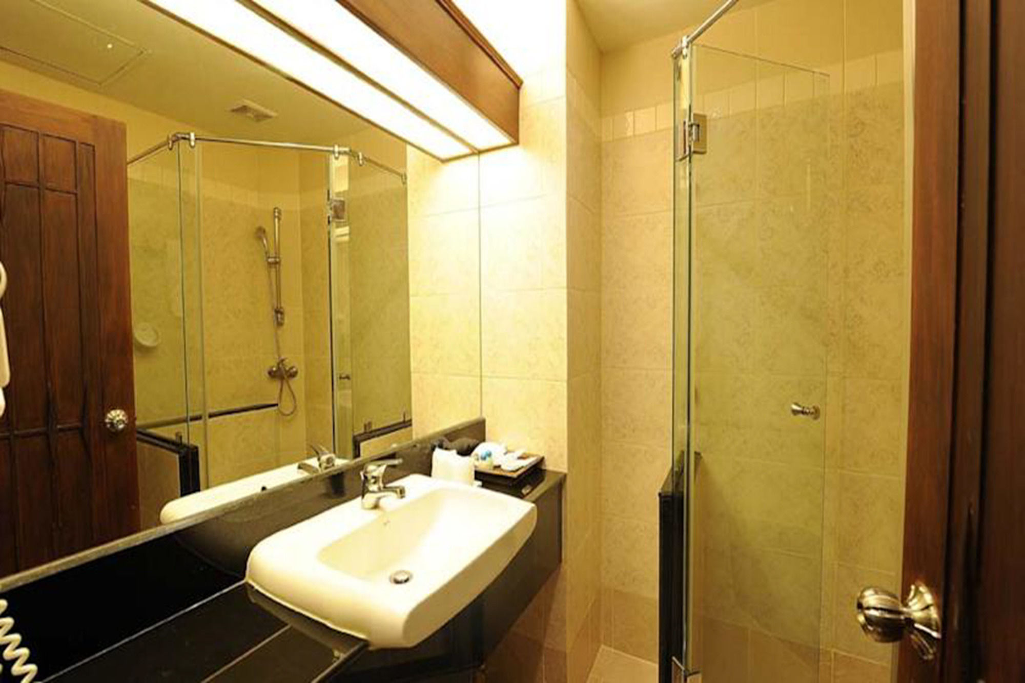 Фото The Whitehouse Condotel