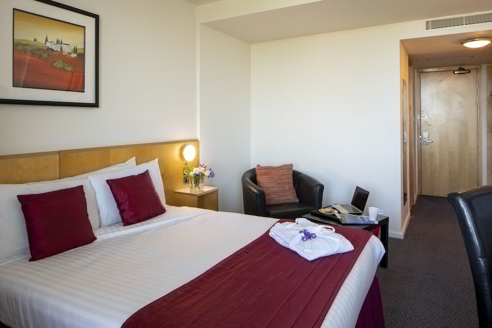 Фото St Giles Heathrow Hotel