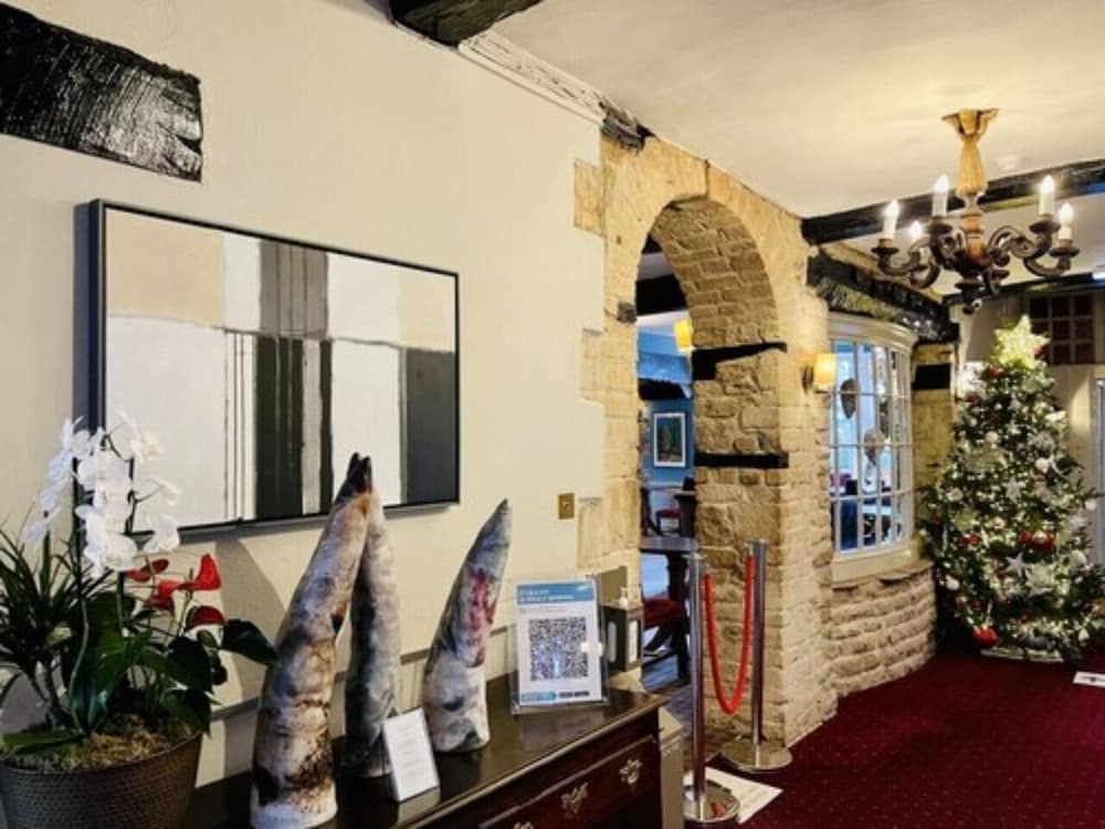 Фото Macdonald Bear Hotel