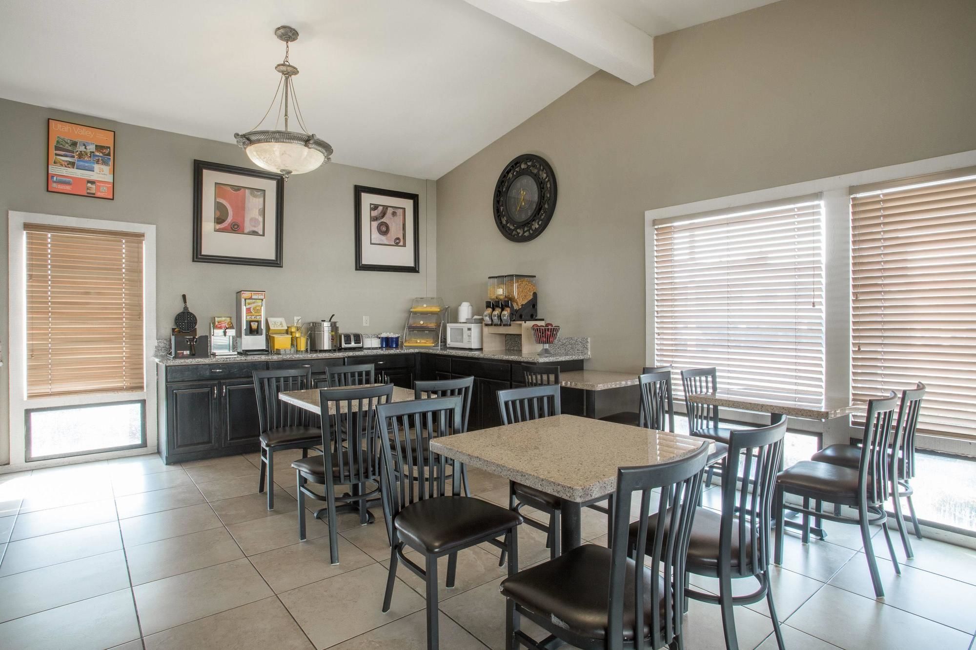 Фото Days Inn by Wyndham Provo