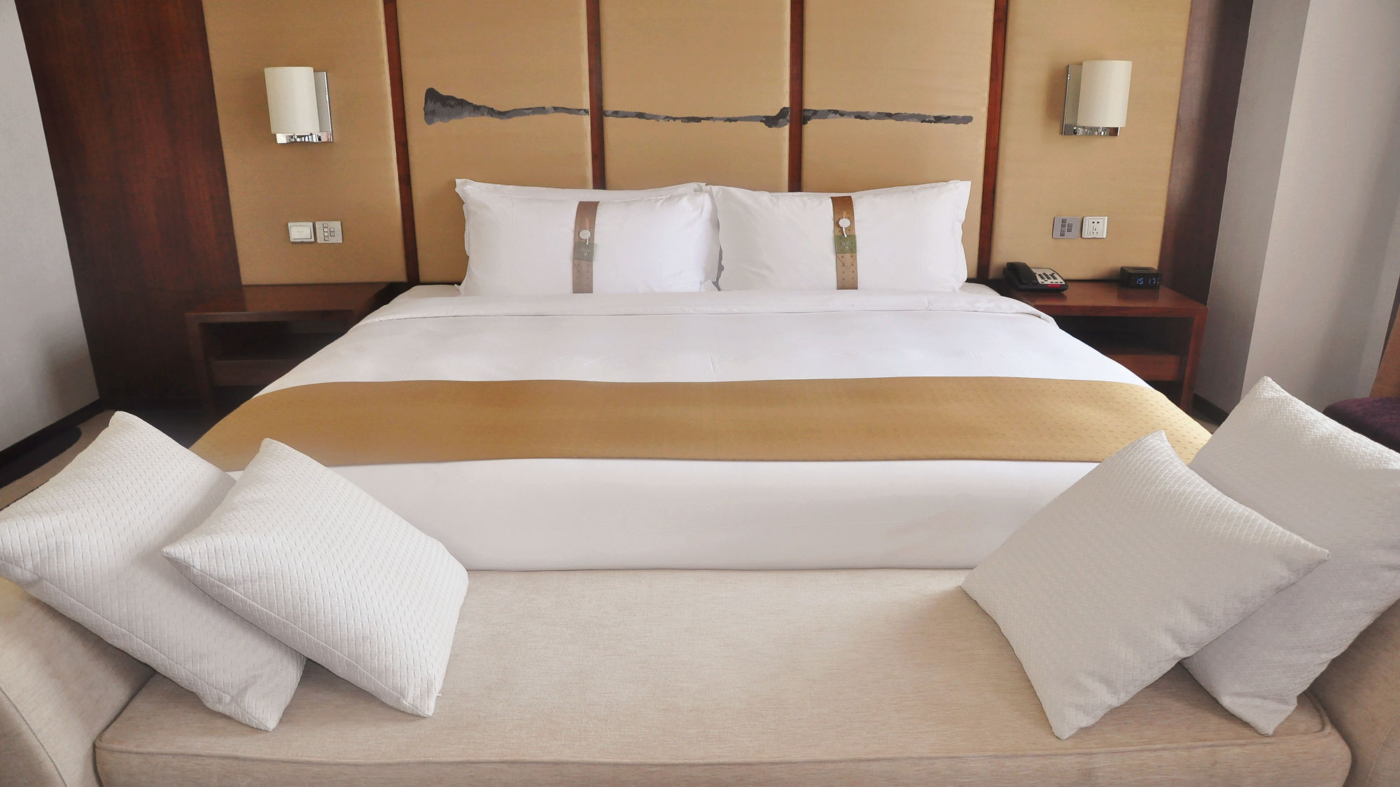 Фото Holiday Inn Qingdao City Centre