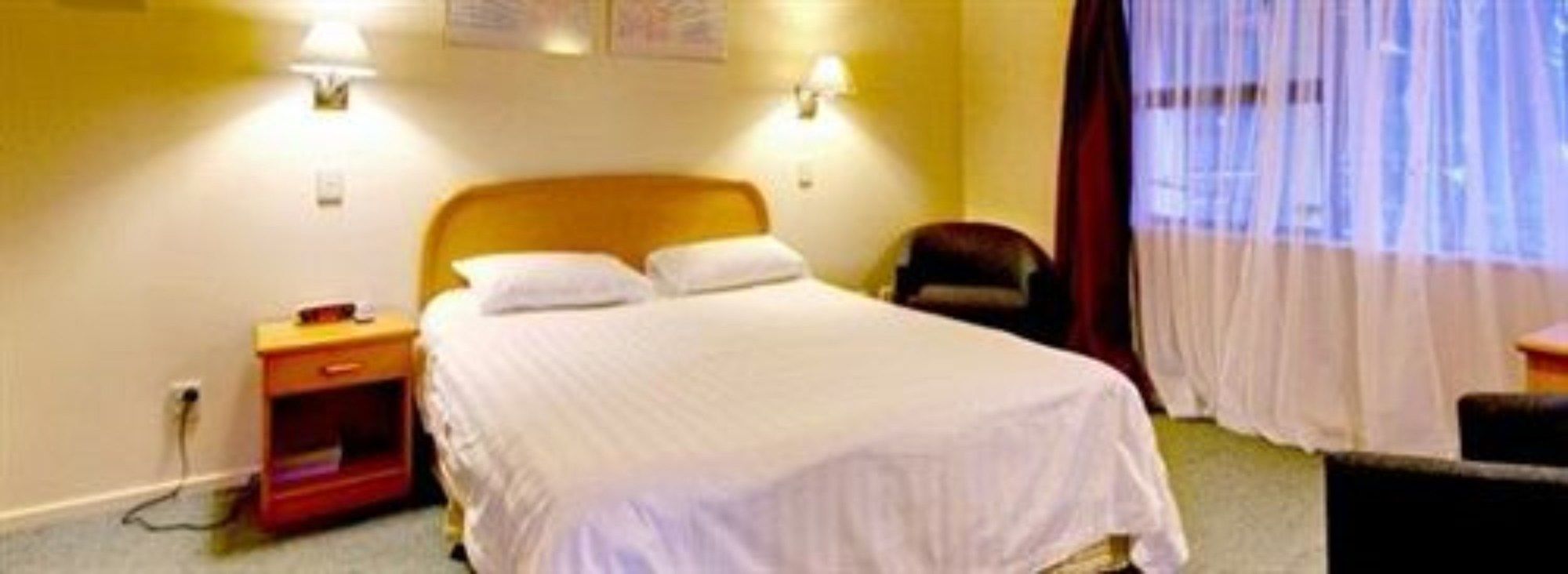 Фото Rayland Epsom Motel