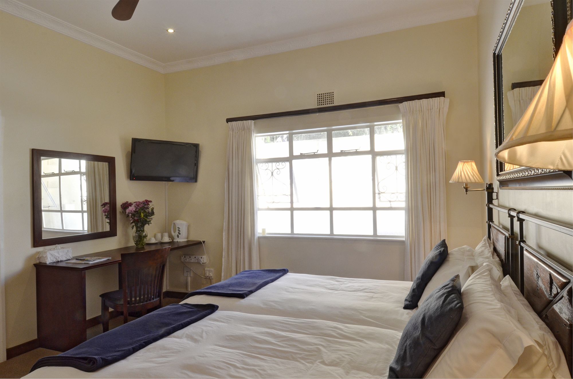 Фото Sundown Manor Guest House