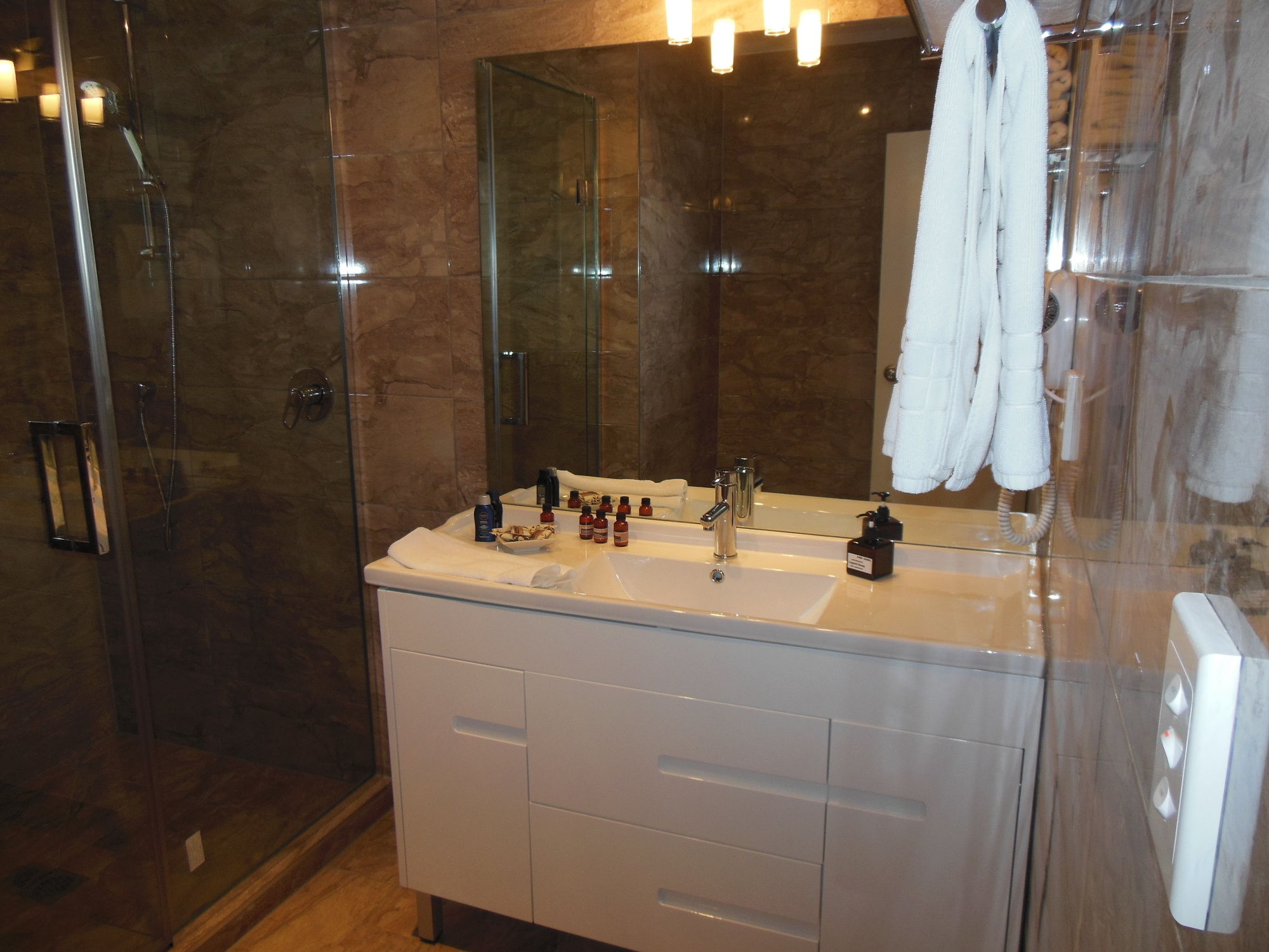 Фото Asure Camelot Arms Motor Lodge