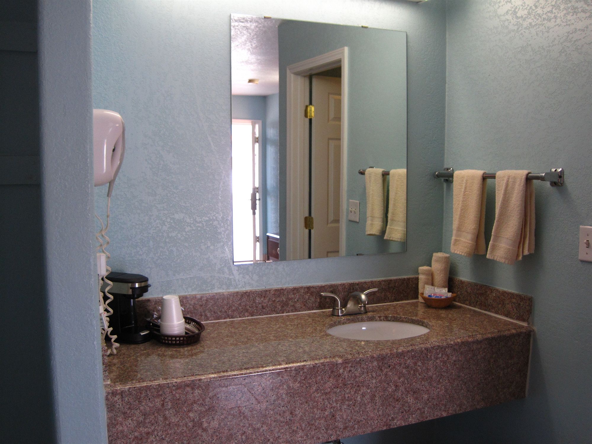 Фото Pinn Road Inn and Suites