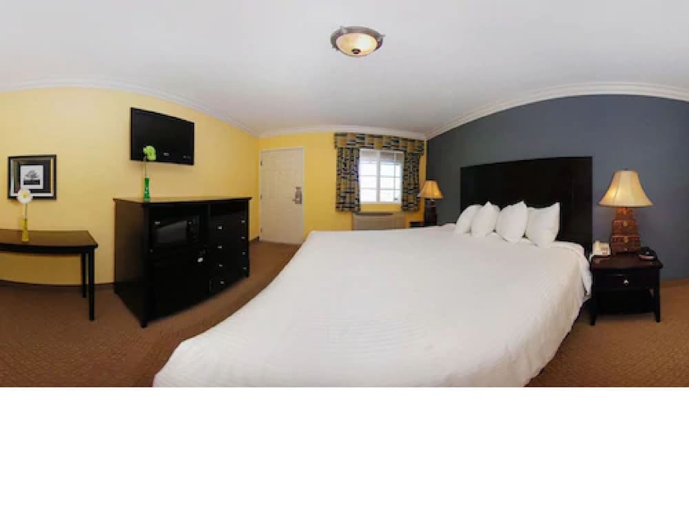 Фото Solaire Inn & Suites