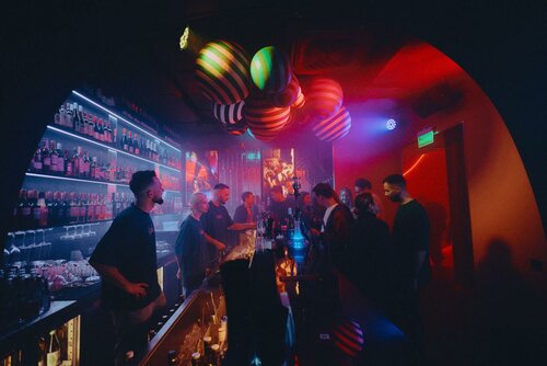 Кеңседегі қатыгез әйелдермен порно