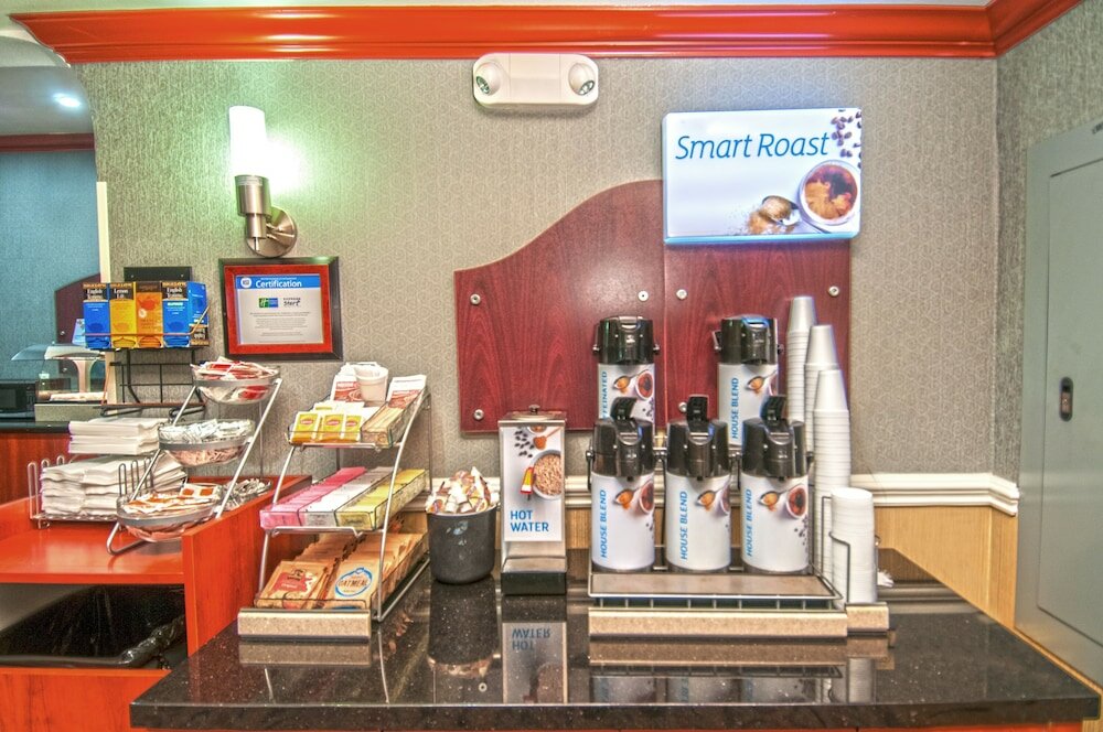 Фото Holiday Inn Express and Suites Bakersfield Central, an Ihg Hotel