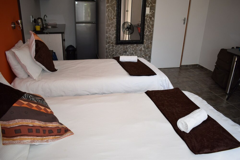 Фото Oppi Hoek Guesthouse