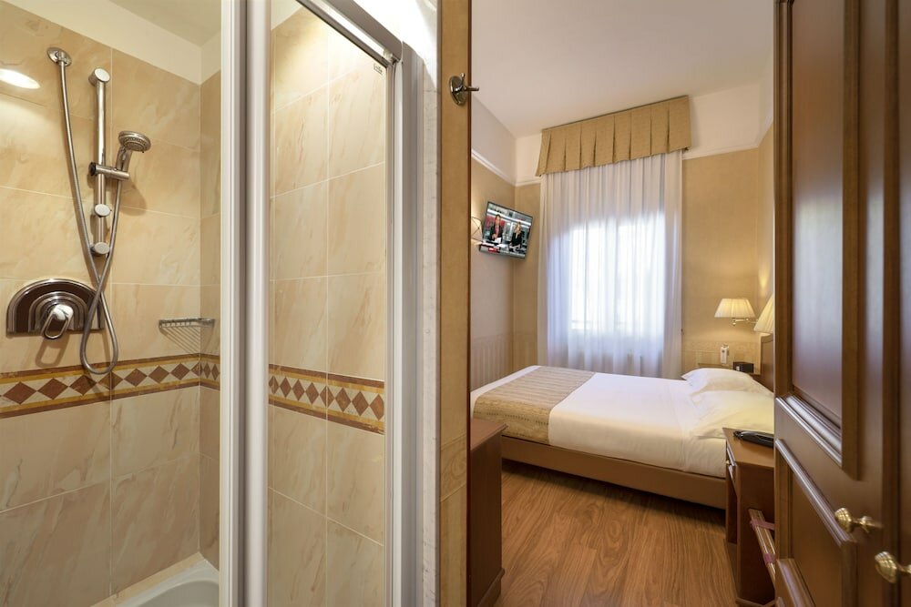 Фото Lancaster Hotel