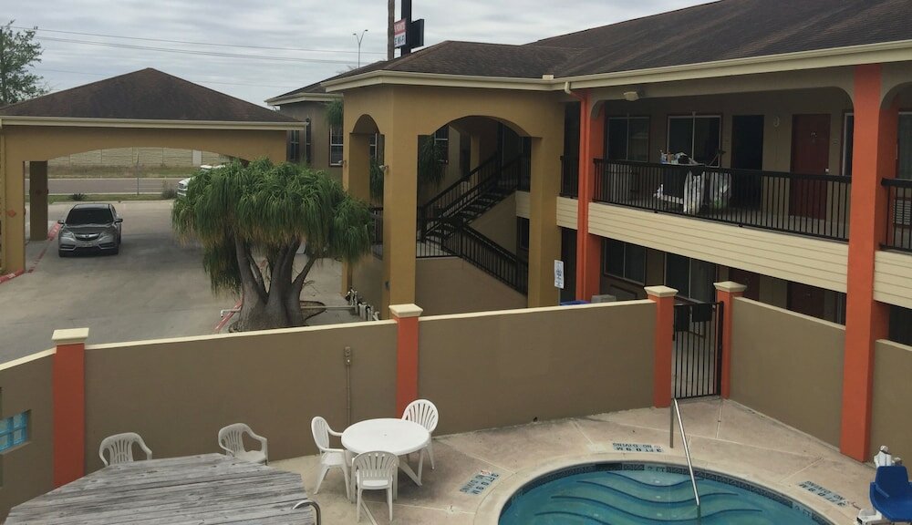 Фото Texas Inn and Suites City Center at University Dr