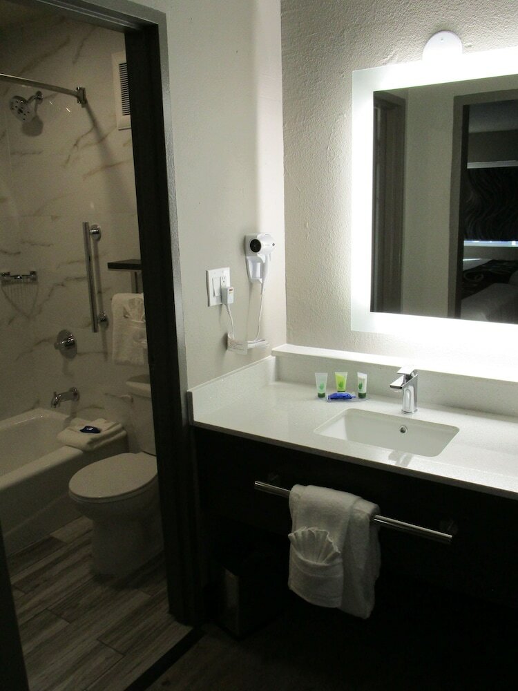 Фото SureStay Plus Hotel by Best Western Point Richmond