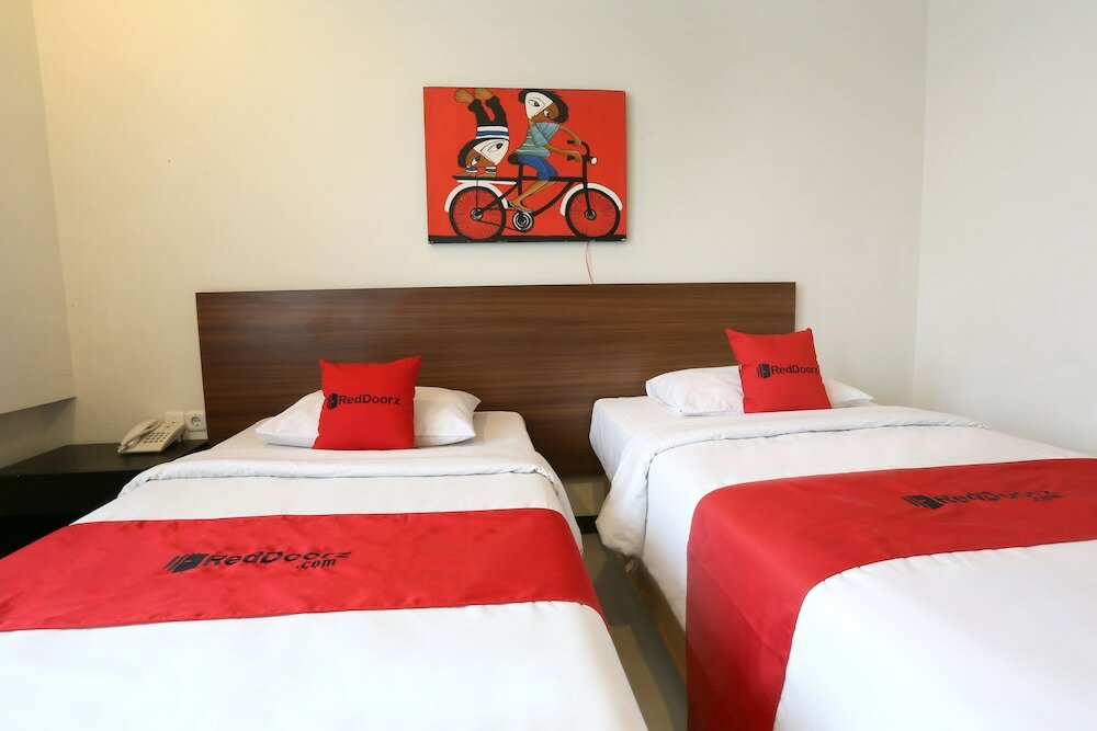 Фото RedDoorz Near Braga Street