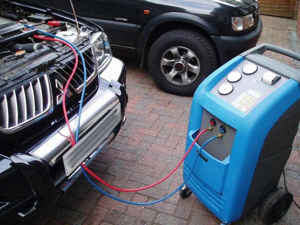 Automobile air conditioning Refilling The Air Conditioner, Engels, photo