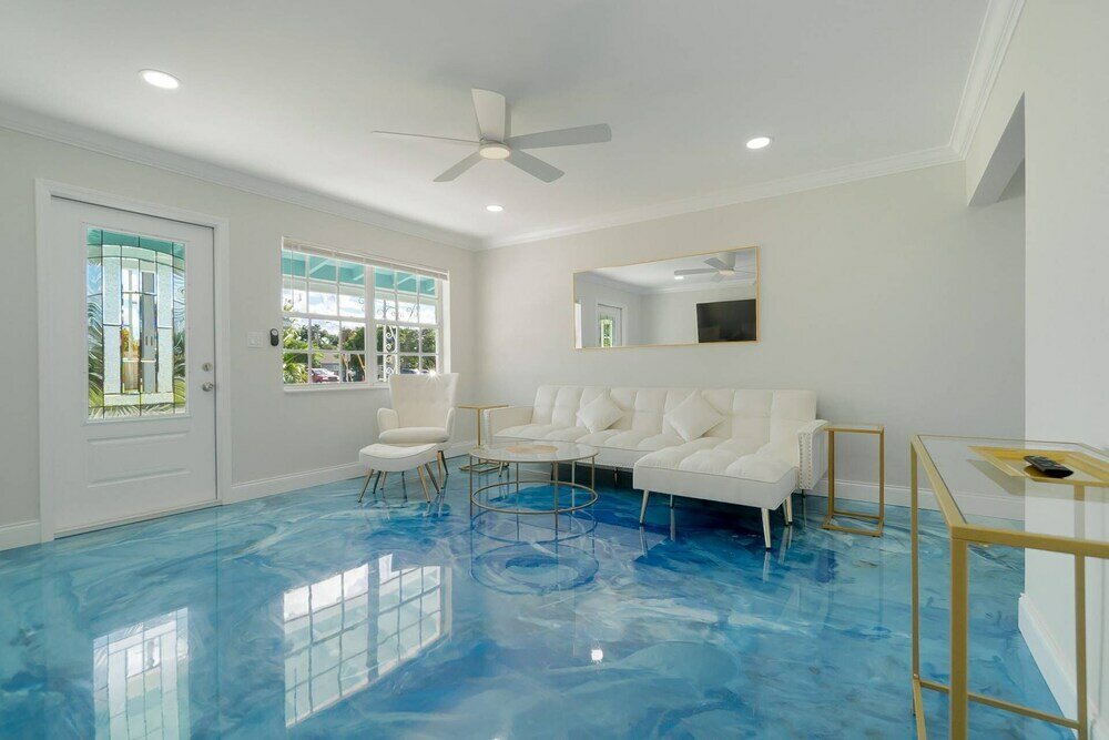 Фото Beachy Blues Apt A, Downtown, Shops, Cafes & Beach, Dog Friendly