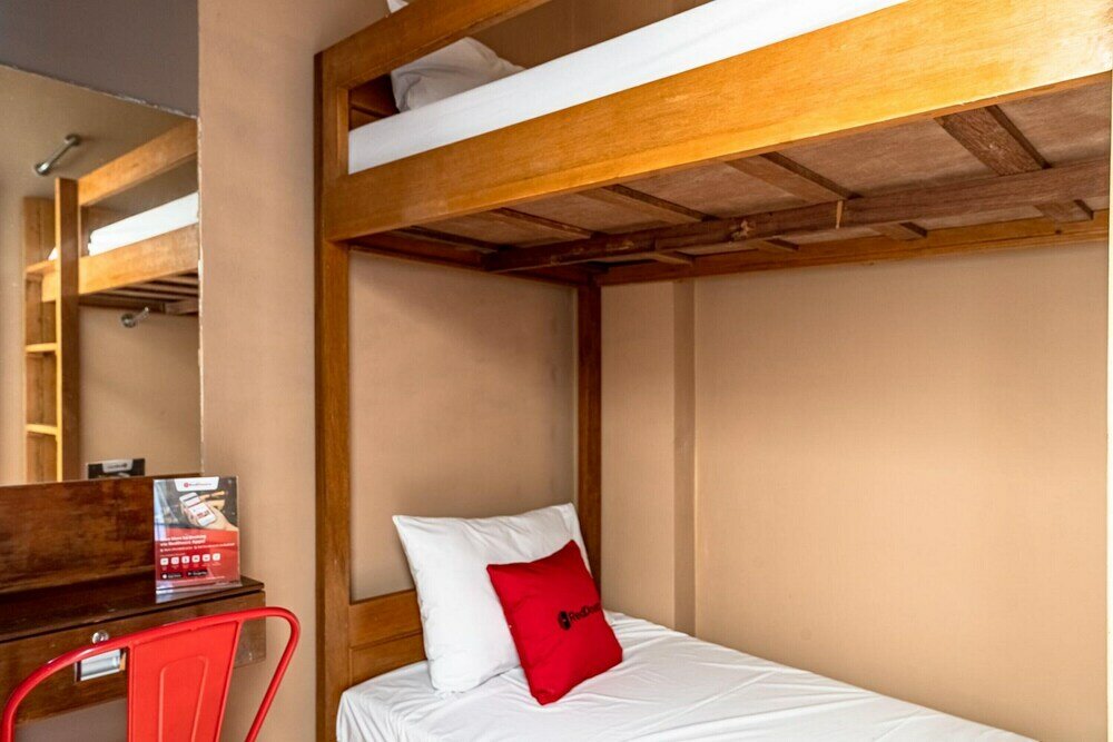 Фото RedDoorz Hostel near Ltc Glodok
