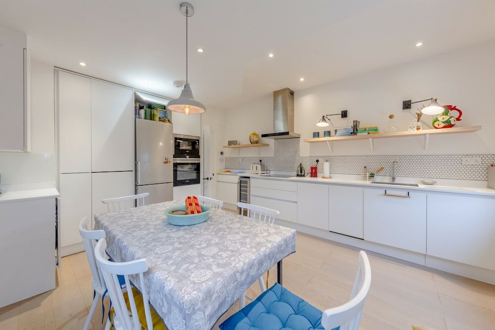 Фото Stunning 2 Bedroom Flat With a Garden in Barnes