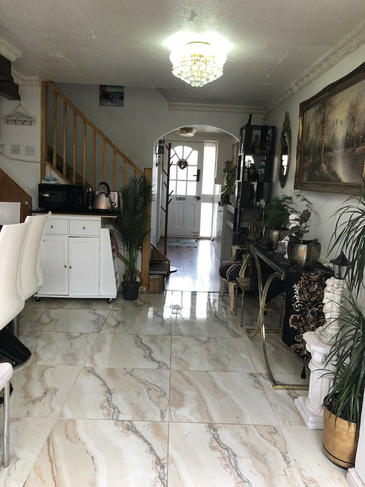 Фото Centrally Located 4 Bedroom House