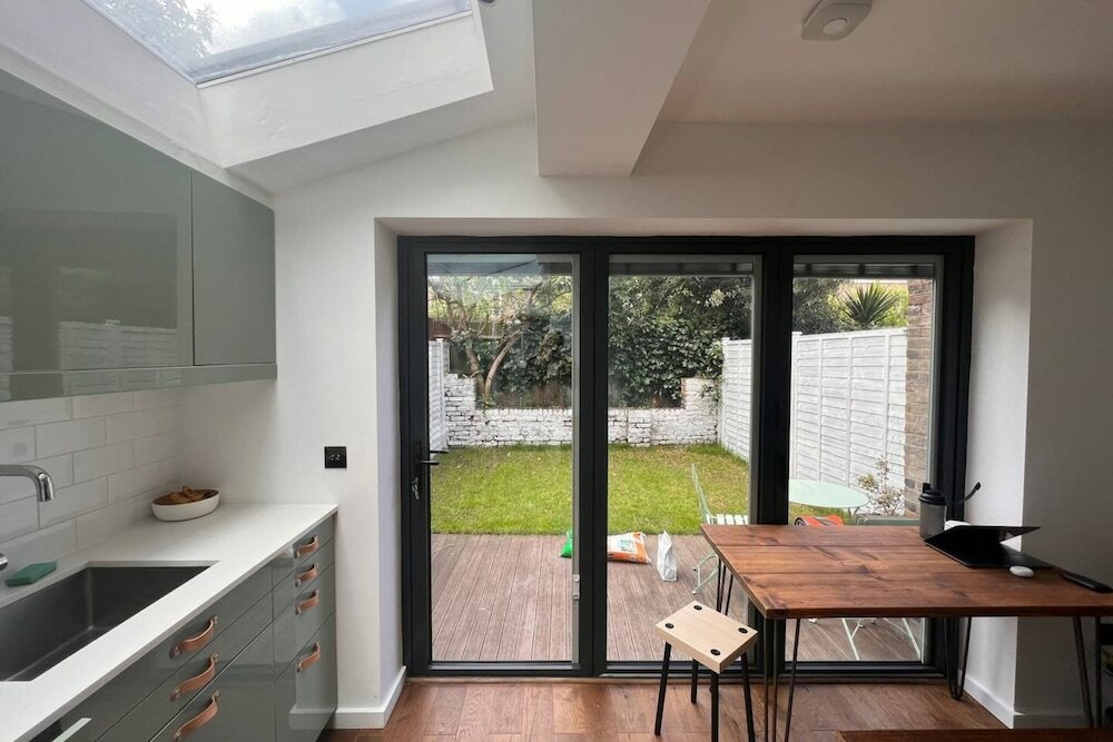 Фото Contemporary 1 Bedroom Apartment in Peckham With Garden