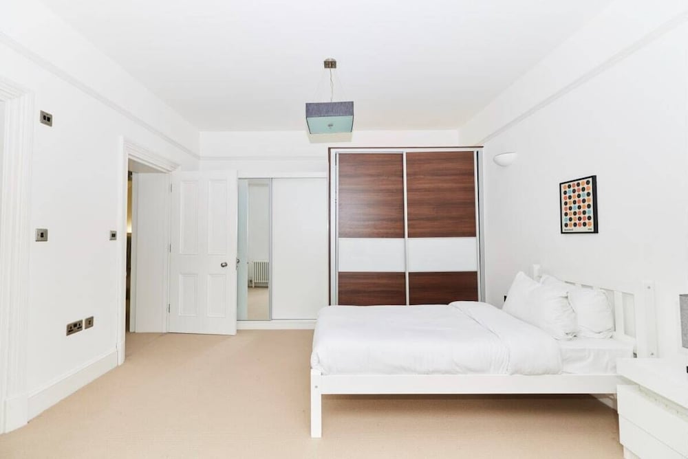 Фото The Woolwich Retreat - Enticing 5bdr House With Parking