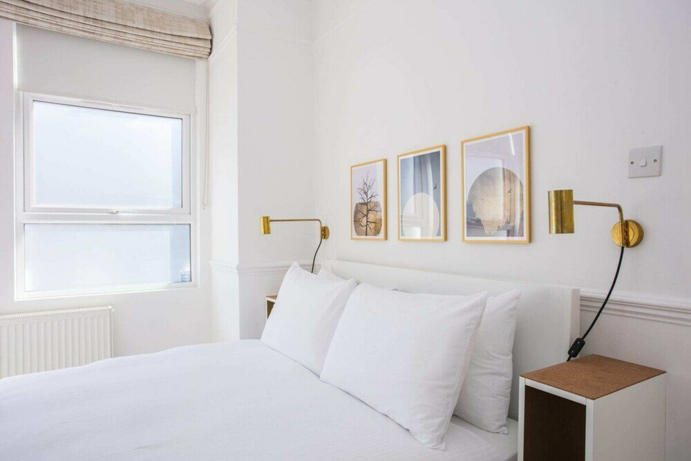 Фото Stylish & Modern 3 Bed Flat in Nw London With Garden