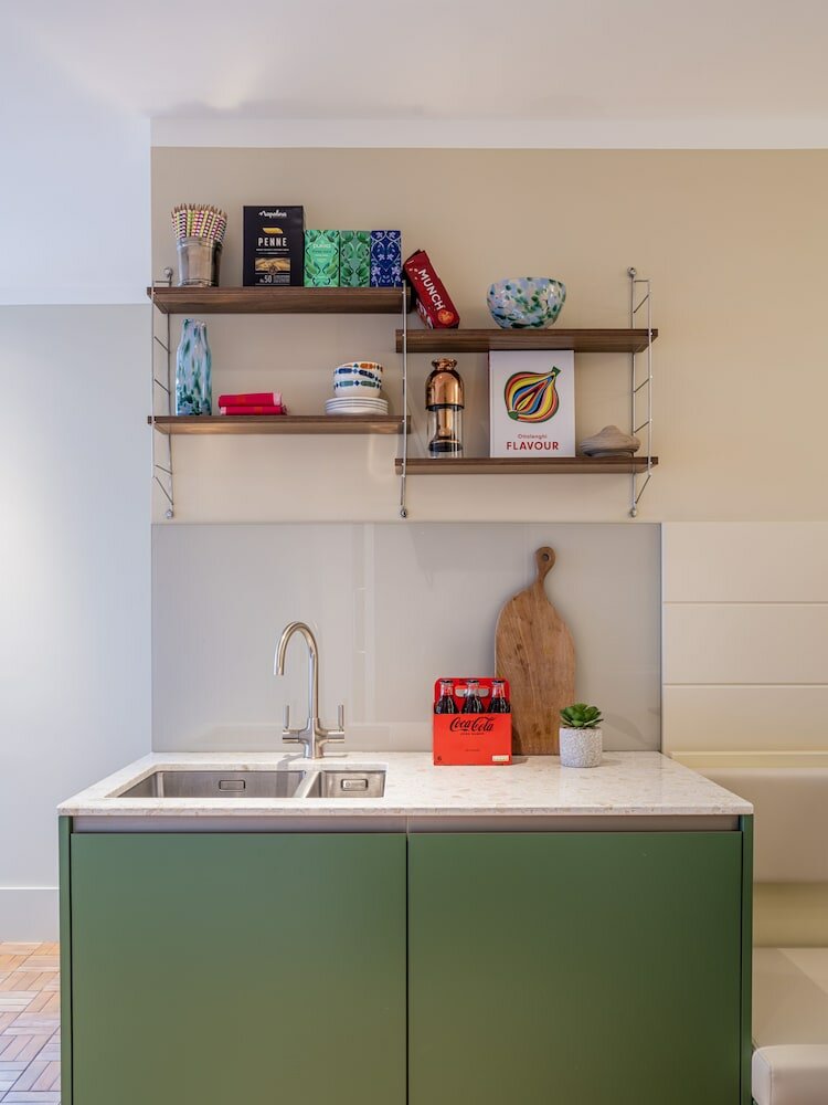 Фото Stylish Studios Southfields Station