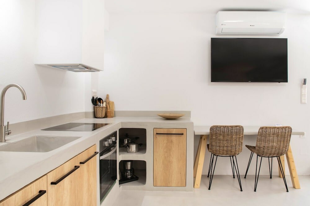 Фото Pebble Luxury Suite by the Sea