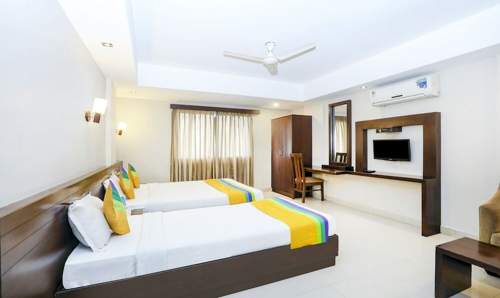 Фото Itsy by Treebo - Greenwood Inn And Suites