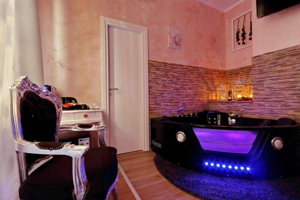 Фото Chilling Hot Tub Suite