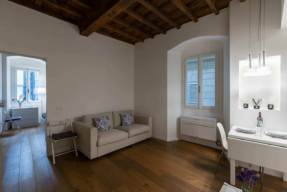 Short-term housing rental Alighieri's Suite-hosted by Sweetstay, Florence, photo