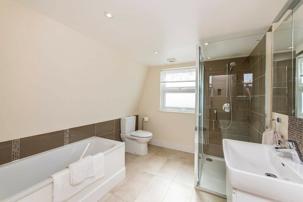 Фото Fabulously British 3 Bed House near Battersea Park