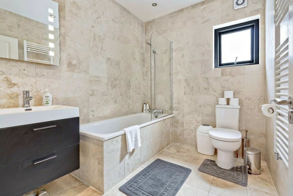 Фото Stylish and Bright 3 Bedroom Duplex in North London