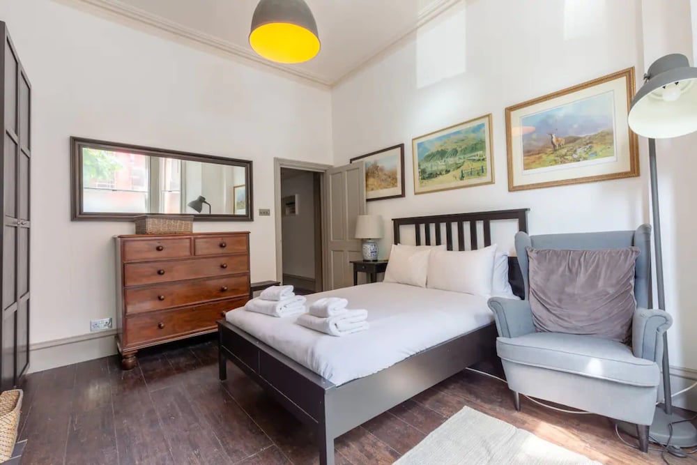 Фото Eclectic 2 Bedroom Victorian era Apartment in Oval