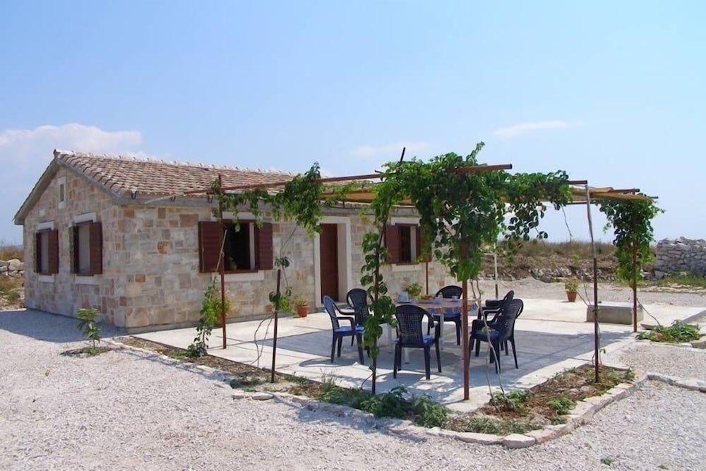 Фото Mari - Whole Island for you - H