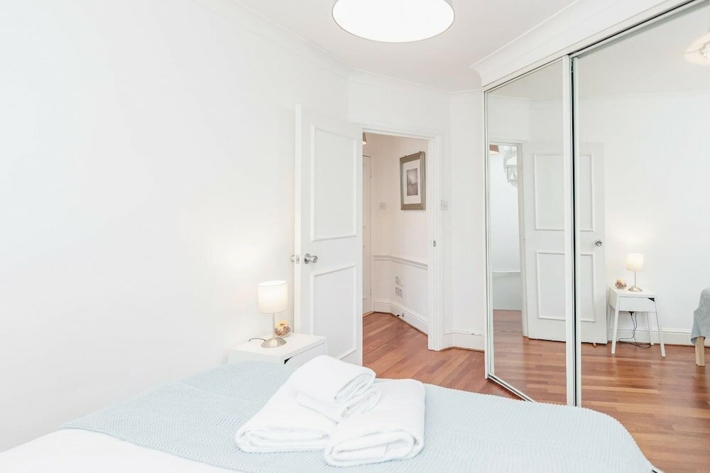Фото Bright stylish Nott Hill apart sleeps 6