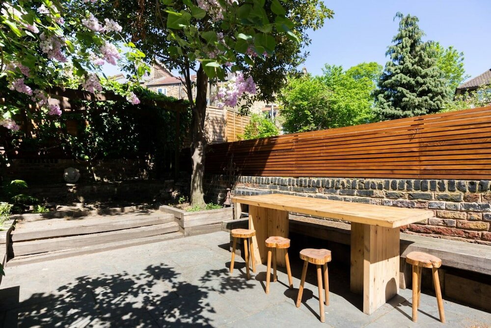 Фото Stylish, Bright Apartment w Private Garden